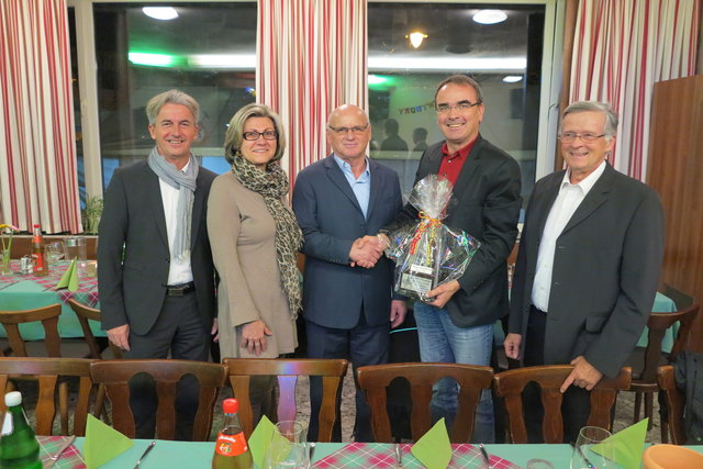 Das Standbild "Ritter zu Güssing" erhielt Peter Stelzmayer (Mitte) von Sportvereins-Obmann Alois Mondschein, Christina Taucher, Tourismuschef Gilbert Lang und Faschingsgilden-Obmann Walter Krtschal (von links). | Foto: Tourismusverband Güssing