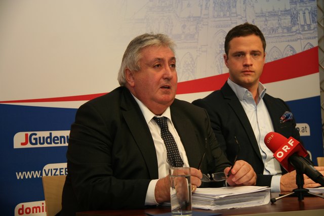 Simmerings Bezirksvorsteher Paul Stadler (l.) bei seiner ersten Bilanz mit FPÖ-Vizebürgermeister Johann Gudenus.