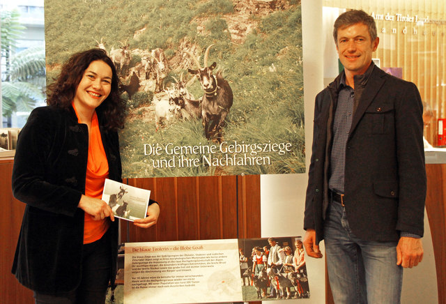 LHStvin Ingrid Felipe und der Salzburger Landschaftsökologe, Landwirt und Buchautor Günter Jaritz nehmen bei der Ausstellungseröffnung die „Bloben Ziegen“ in ihre Mitte.