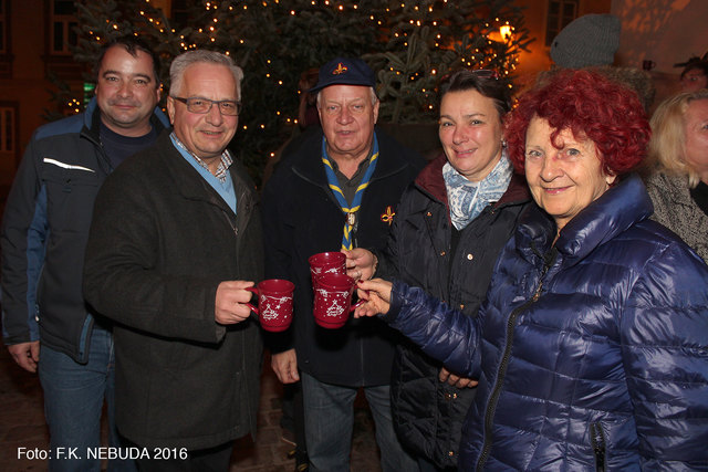 GR Alexander Keller, Bürgermeister Ferdinand Köck, Oberpfadfinder GGR Ing. Walter Promitzer, Michaela Hofstädter und „Spatzenmutter“ Prof. Elisabeth Ziegler ließen sich den Pfadfinder-Punsch gut schmecken. | Foto: Nebuda
