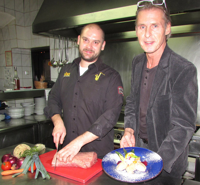 Ab sofort bruzzelt Mario Maier (links) im Joes New Orleans die saftigen Steaks. Wirt Joe Schreiner und die Gäste freut’s …