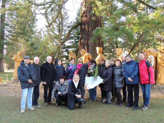 Auf Entdeckungstour: Eine 14-köpfige Reisegruppe aus Slowenien mit Mario Hofer (r.) bei der Krippe mit den Holzfiguren unterm Mammutbaum in Bad Gleichenberg.