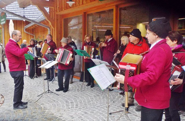 Grünau : Beim Adventmarkt des Cumberland Wildparkes gab die Gerstl - Musi unter der Leitung von Florian Kammerstätter ( links ) ein Konzert. Foto: Bamer