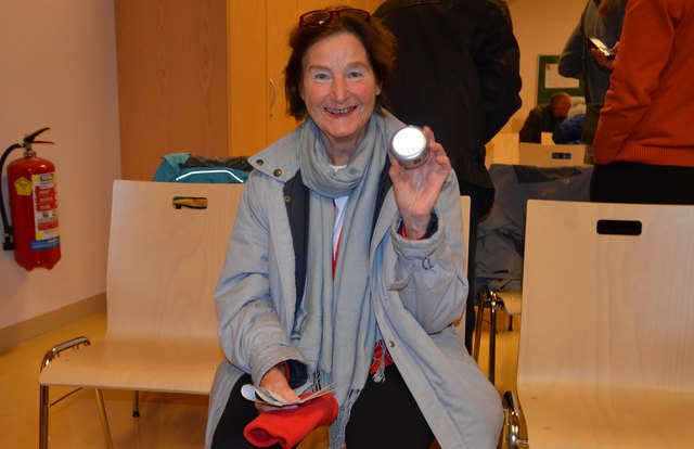 Mehr Licht gewünscht: Susanne Mikl hat jetzt immer ihre Taschenlampe mit, wenn sie den Park durchqueren muss.
