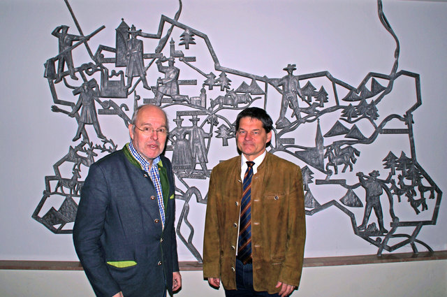 Michael Neureiter und Helmut Fürst vor dem Adlhart-Relief, das auch bald in die Schwarzstraße 14 siedeln wird.