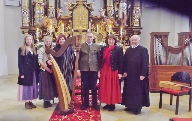 Grünau : Die Mitglieder der Familie Zimmer aus Vorchdorf mit Hr. Pfarrer P. Christoph Eisl Pfarre Grünau ( Bild rechts ).  Foto: Bamer.