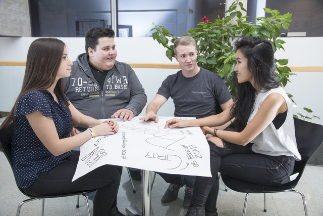 Die Vorbereitungen laufen: Marina Borics, Simon Schwarz, Martin Plank und Misheel Ariun von der Landesschülervertretung | Foto: Prontolux