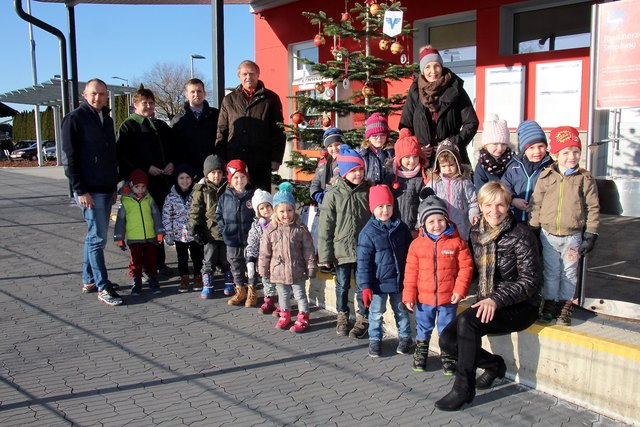 Die Kinder des Praxiskindergartens der BAfEP Hartberg mit Gruppenleiterin Maria Faltisek und den Ehrengästen.