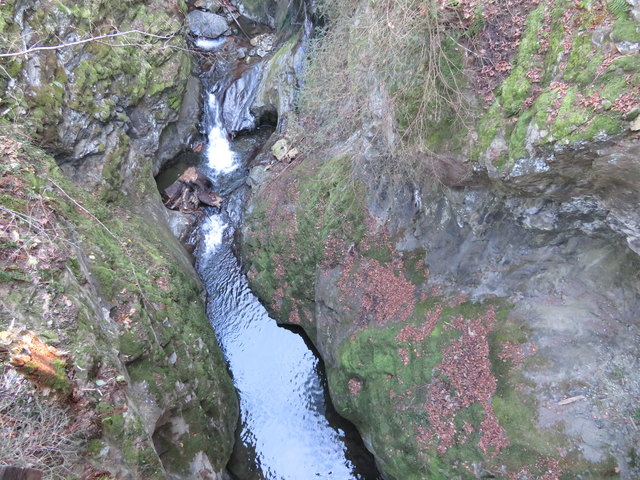 Ein Blick von der Brücke in die Klamm: Unfassbar, wie tief sich der Nederbach hier in die Felsen gegraben hat