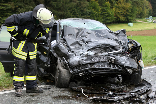 Der Lenker musste von der Feuerwehr aus dem totel beschädigten Wrack befreit werden (Symbolbild).