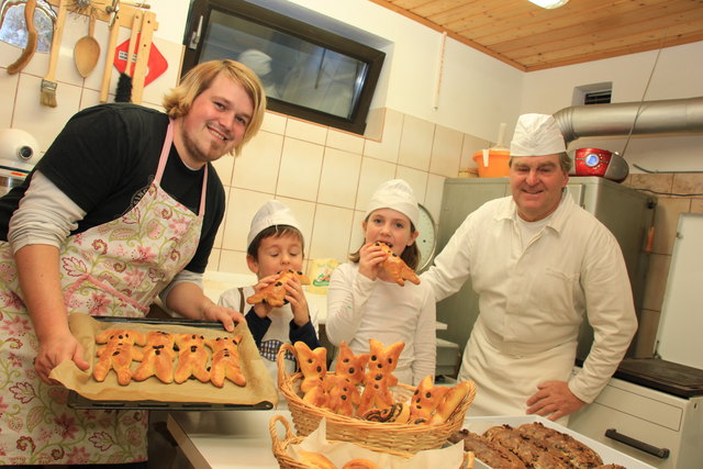 Die Lehrlinge Daniel Butter und Pauli, Gesellin Lina und Bäckermeister Gerhard Mücke in der Backstube. | Foto: Christian Rabl