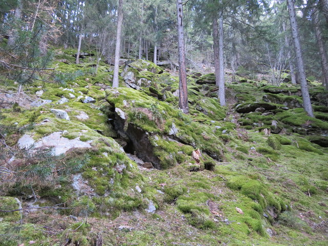 Der Weg führt durch eine fantastische Bergsturzlandschaft