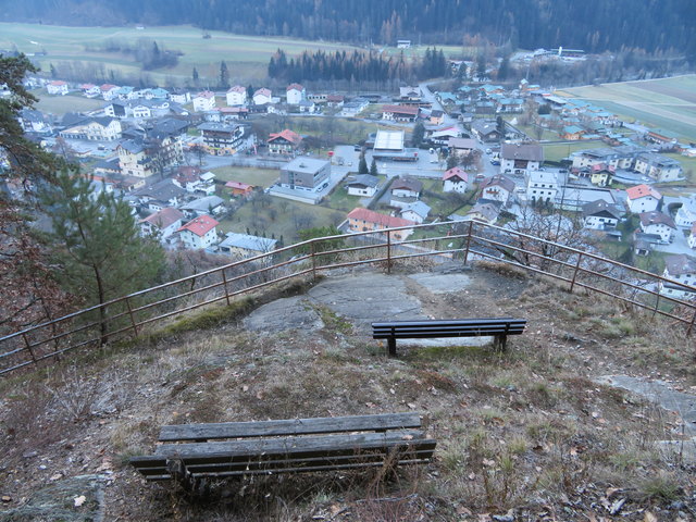 Blick vom Aussichtsplatz Hexenplatte hinunter auf Oetz