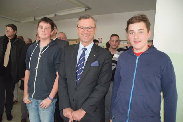 Wunsch erfüllt: Simon Kienböck und Patrick Pasteiner wollten unbedingt ein Foto mit Norbert Hofer. | Foto: Zeiler
