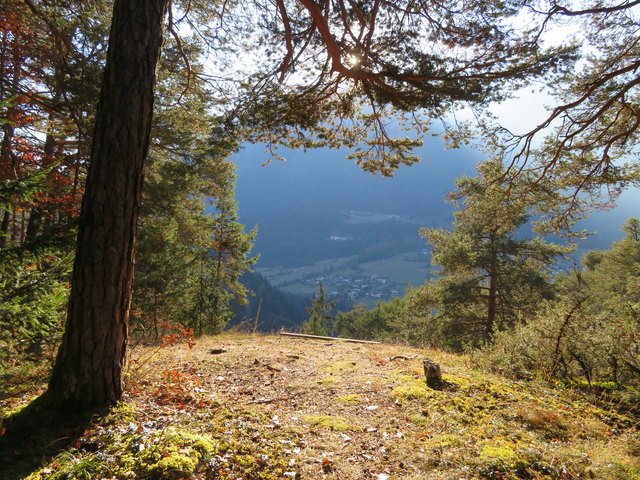 Trotz der Kälte ein schöner Platz, um die Sonne ein bisschen zu genießen. Und gleichzeitig die schon schöne Aussicht hinunter ins Tal zu bestaunen