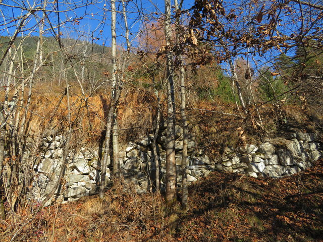 Nur wenig ist von der alten Höhenburg Auenstein erhalten. Nicht mehr als ein paar Mauerreste erinnern noch an den um 1200 errichteten Bau