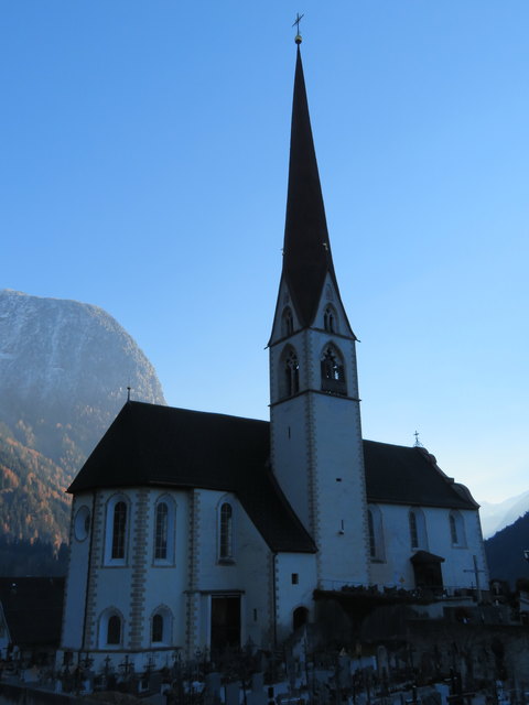 Die Pfarrkirche von Oetz ist den Heiligen Georg und Nikolaus geweiht und steht am Hang weithin sichtbar über dem Ort. Aber nicht hoch genug, um spät am Nachmittag noch etwas Sonne abzubekommen