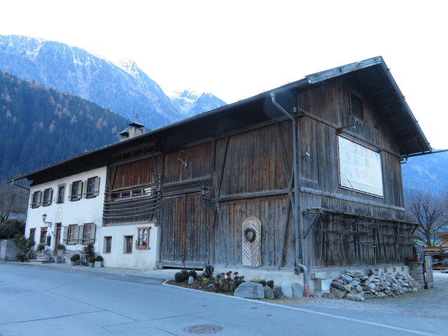 In diesem alten Bauernhof aus dem 19.Jahrhundert lebte einst Hans Jäger, der sich sehr für seine Heimat interssierte und unter anderem eine Sammlung von Landschaftsbildern der Ötztaler Alpen anlegte. Daraus entwickelte sich das heutige, sehr sehenswerte Turmmuseum von Oetz