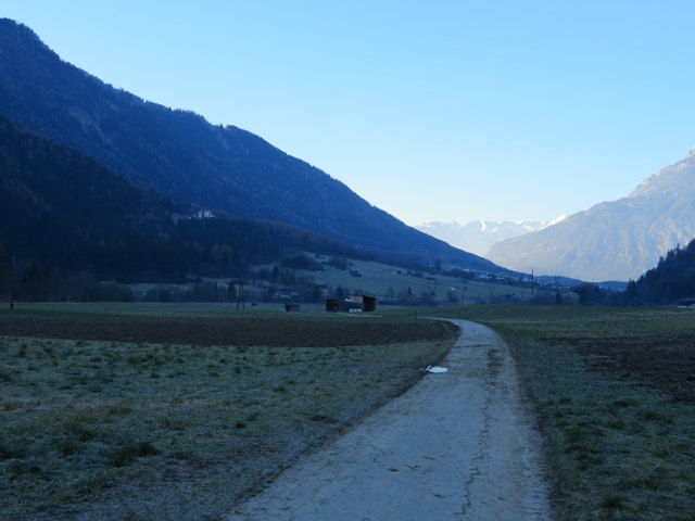 Ganz schön kalt: Durch den Schatten geht es retour zum Ausgangsort. In der Ferne lockt das sonnige Inntal