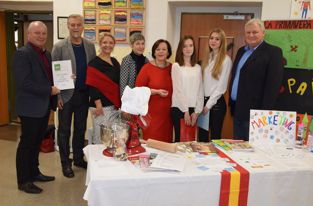 Friedrich Panny, Leo Oswald, Roswitha Zieger, Elisabeth Leitner, Monika Dornhofer und Karl Klugmayer (von links) mit Schülerinnen der WTM Mödling beim Tag der offenen Tür. | Foto: Garaus