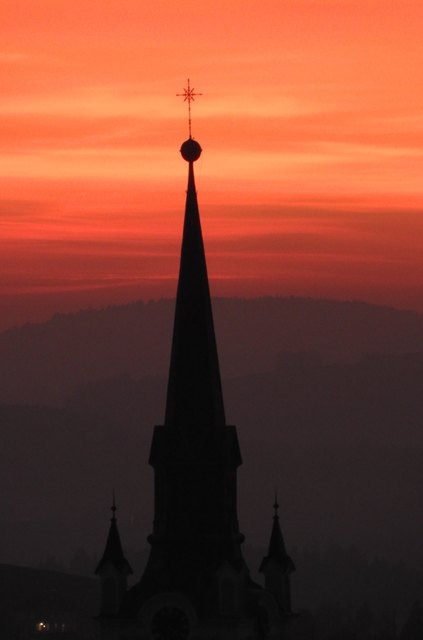 Die Kirchturmspitze in Rot getaucht. Ich habe keine Farbverstärkung angewendet.