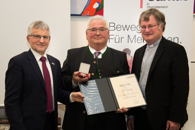 Caritasdirektor Franz Kehrer und Bischof Manfred Scheurer gratulierten Franz Stockinger (mitte)