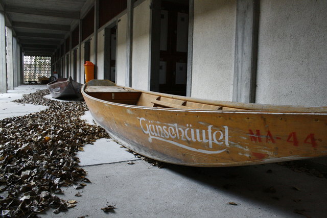 Die Rettungsboote warten auf ihren Einsatz im Sommer.