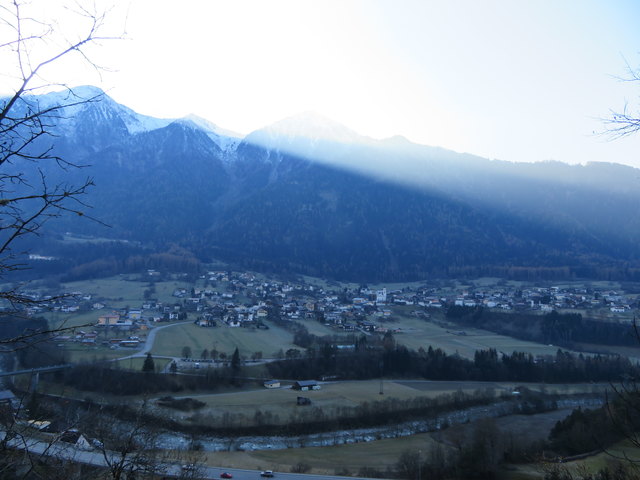 Um diese Zeit im Jahr bekommt Sautens am Eingang des Ötztals nicht viel Sonne ab. Da lohnt sich eine Wanderung in etwas höhere Höhen