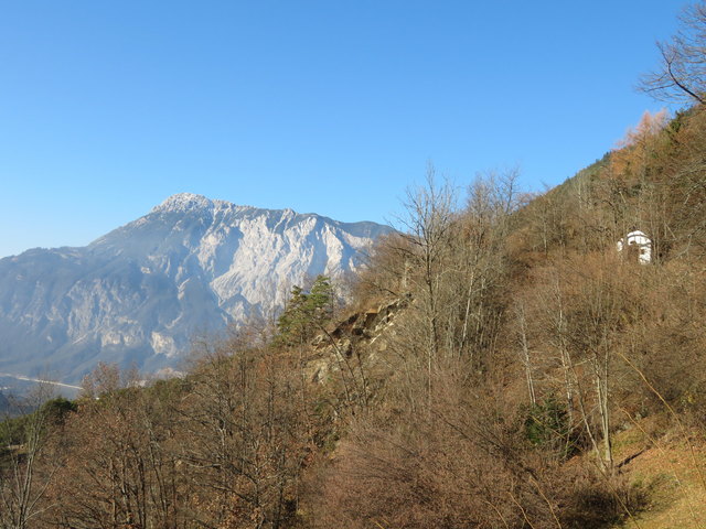 Da zwischen Tschirgant (links) und Kapelle (rechts) hat die Burg Auenstein einst gestanden