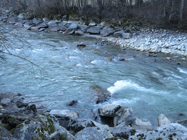 Kalte Schönheit: Der Rückweg führt entlang der Ötztaler Ache. Wunderbar anzusehen, aber die Temperaturen scheinen hier am Wasser noch ein bisschen niedriger als ohnehin schon