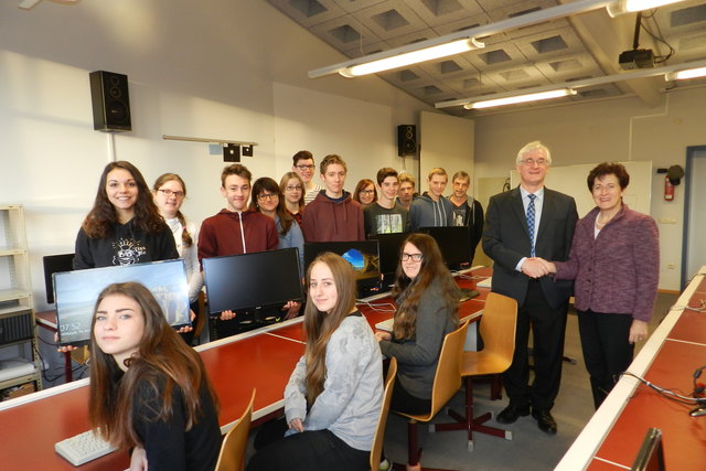 Markus Horn (2.v.r.) und Direktorin der PTS, Elisabeth Weirer Brosch (1.v.r.) im EDV Raum, mit den SchülerInnen, die nun wieder gerne diesen Raum benützen.