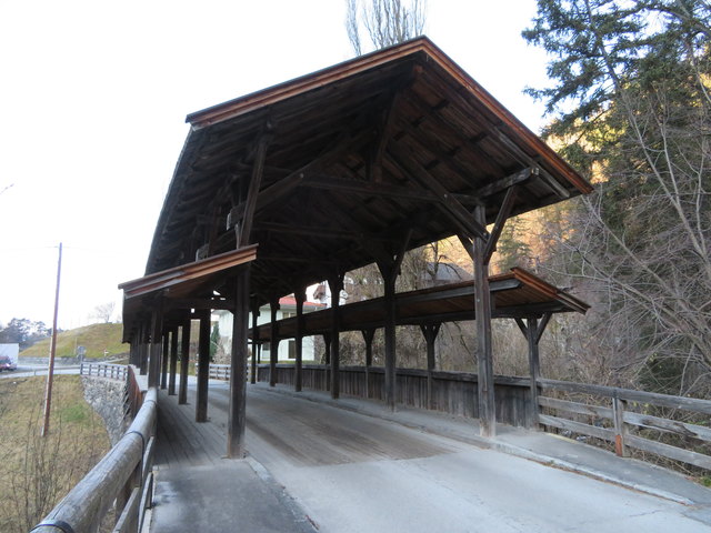 Diese alte Brücke wird Teufelsbrücke genannt und führt kurz vor seiner Mündung in die Ötztaler Ache über den Nederbach
