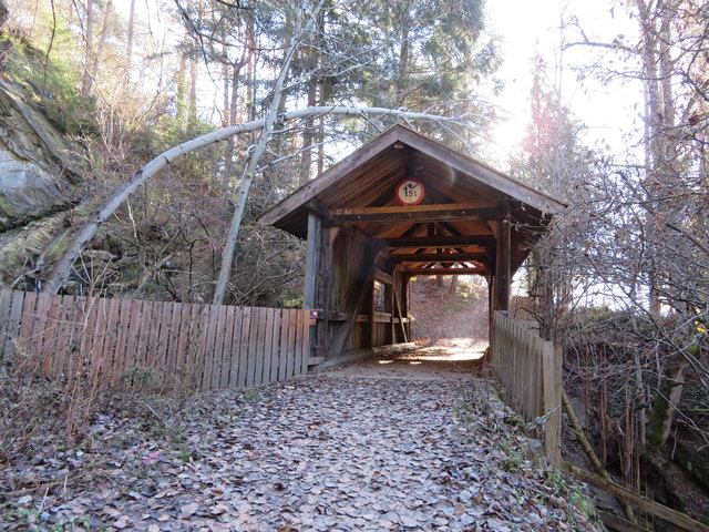 Auch hoch über dem Tal überquert man den Nederbach auf einer alten Holzbrücke