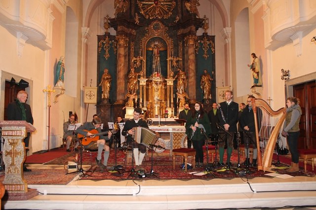 So stimmungsvoll zeigte sich die Pfarrkirche Wies bei der 23. sterischen Adventmusik. | Foto: Waltl