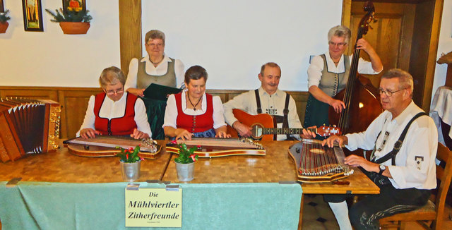 Die Mühlviertler Zitherklänge spielen beim Ranetbauer auf. | Foto: privat