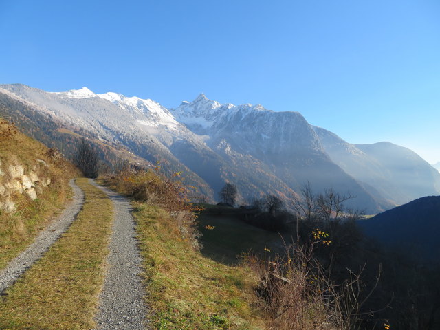Von Ötzerau geht es mit dem Blick auf den 3008m hohen Acherkogel weiter taleinwärts