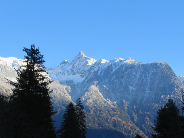 Ein letzter Blick aus dem Schatten ins Licht: Wunderschön leuchtet der in Eis und Schnee gehüllte  Acherkogel in der Nachmittagssonne