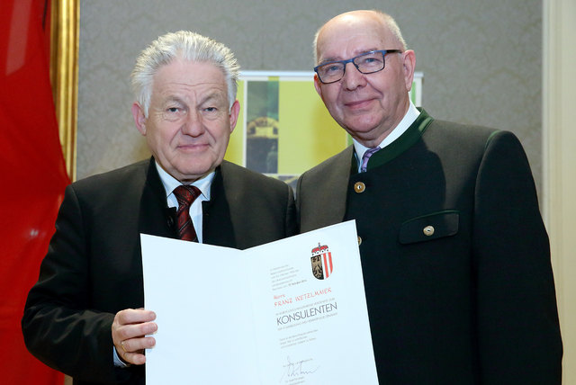 Pühringer überreichte das Dekret an Franz Wetzlmaier. | Foto: Land Oberösterreich