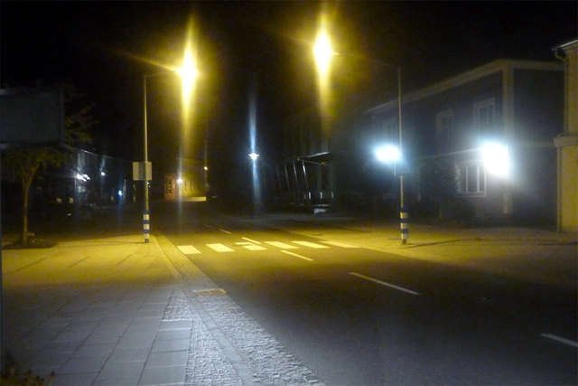 Ein Licht geht auf: Beleuchtete Schutzwege in der Nacht – entweder durch Lichter neben dem Zebrastreifen oder von unten beleuchtete Streifen – könnten die Fußgängersicherheit erhöhen. | Foto: G. Woger