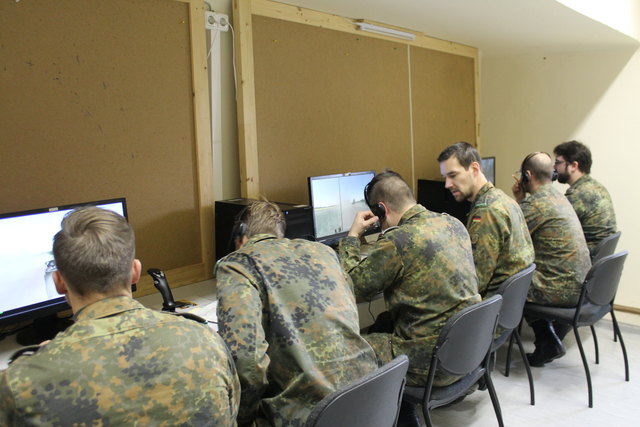 Die Computer unterstützte Ausbildung ist nur ein Teil, der vermittelt wird. Auch strategisches und sportliches Wissen vermittelt die HUAk an die deutschen Kollegen.