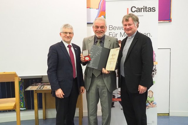 Caritasdirektor Franz Kehrer, August Schwantner und Bischof Manfred Scheuer bei der Verleihung im Diözesanhaus. | Foto: Caritas