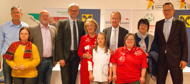 Schneider, Victoria Weiß, Gerhard Scheinast, Strugl, Mittendorfer, Anna-Sophie Friedl, Brunsteiner, Claudia Walchetseder, Ludmilla Remler, Martin Ruttenstock (Sponsor Raiffeisen OÖ, v.l.). | Foto: Lebenshilfe OÖ