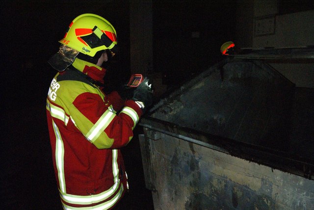 Mit einer Wärmebildkamera kontrollierte der Paschinger Feuerwehrmann die Brandstelle.