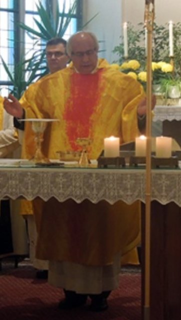 P. Karl Seethaler bei seiner Amtsübernahme 2015 in Palterndorf. Hinter ihm  Diakon Kurt Dörfler.