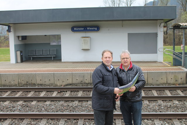 Bgm. Alois Aschberger (l.) übergab die Petition an Hermann Gahr | Foto: Forum Land
