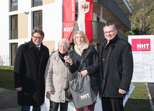 Feierliche Wohnungsübergabe in Scharnitz: Caroline Marthe (Bildmitte) freut sich gemeinsam mit NHT-Geschäftsführer Hannes Gschwentner, Bürgermeisterin Isabella Blaha und Wohnbaulandesrat Johannes Tratter über das neue Zuhause. | Foto: NHT/Vandory