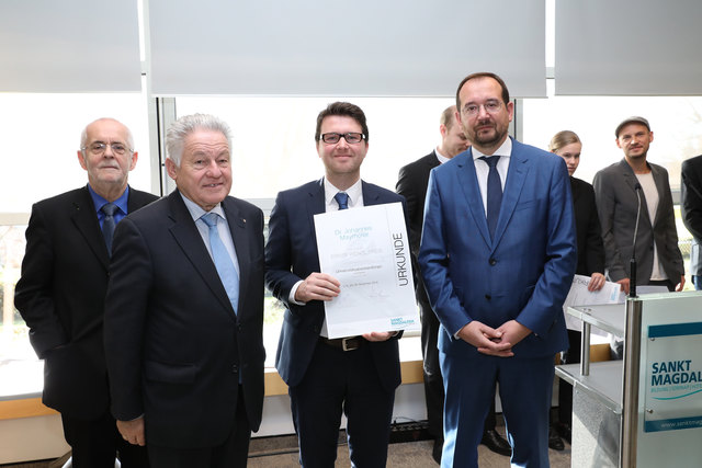 Roland Spitzlinger (Geschäftsführer Erwin Wenzl Preis-Verein), Landeshauptmann Josef Pühringer, Johannes Mayrhofer und Laudator Michael Mayrhofer (Vorsitzender des Senats, JKU Linz)