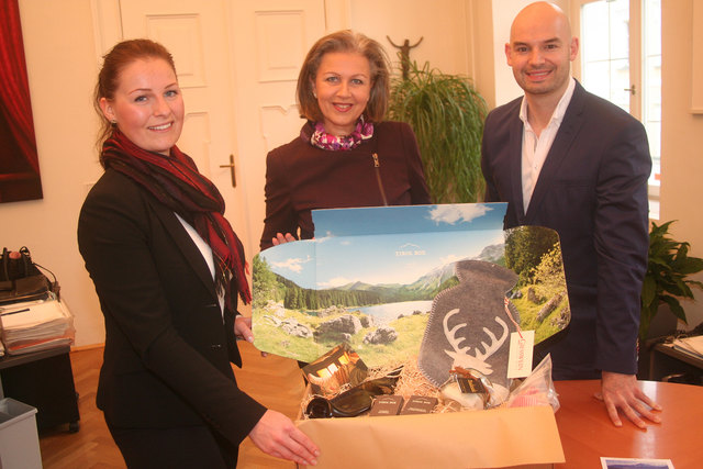 Helene Clara Gamper und Ashley Wiggins präsentierten Wirtschaftslandesrätin Patrizia Zoller-Frischauf das durch die EPU-Förderung erfolgreiche Produkt „Tirol Box“.
