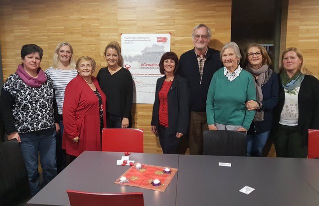 Frauenvorsitzende Brigitte Trötzmüller (3.v.l.) empfing die stellvertretende Geschäftsführerin des Gewaltschutzzentrums Tirol, Andrea Laske (4.v.l.), zur Informationsveranstaltung anlässlich der „16 Tage gegen Gewalt“. | Foto: SPÖ Tirol