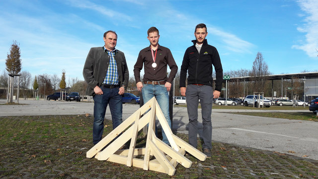 Foto: Buchner Holzbaumeister, Staatsmeister Tobias Hintersteininger mit Buchner Personalchef Johannes Etzelsdorfer und Lehrlingsausbildner Philipp Katzenschläger | Foto: Buchner Holzbaumeister